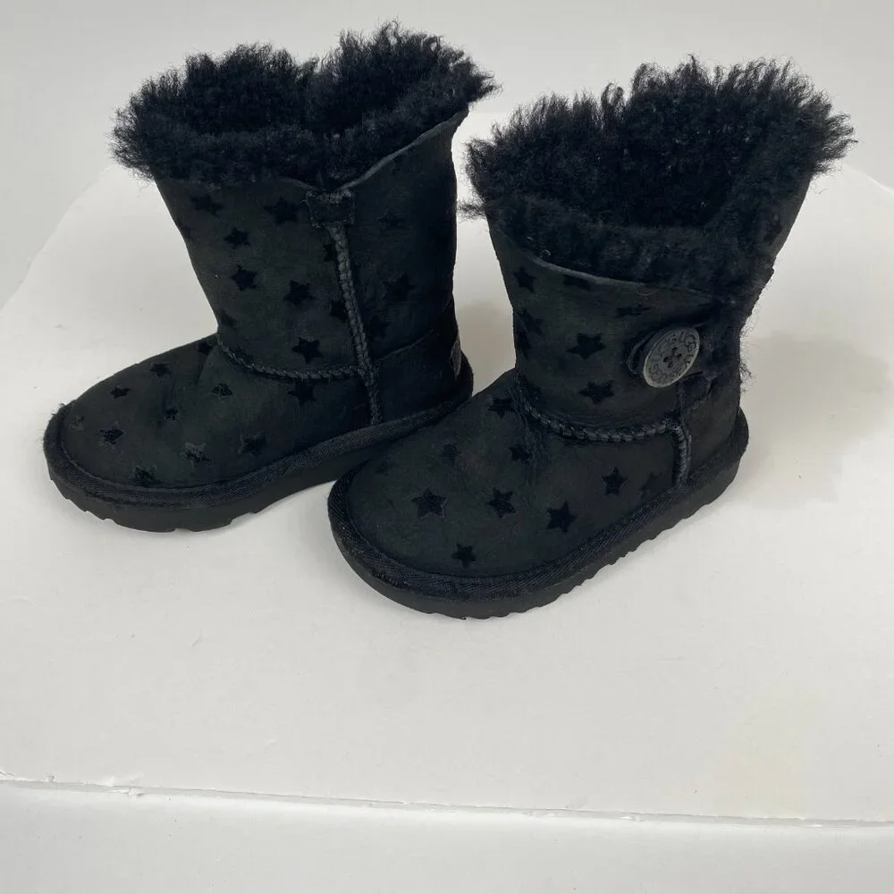 UGG‎ Kid’s Classic Boots Black Star Pattern Size 8 Girls Winter Snow Comfort
